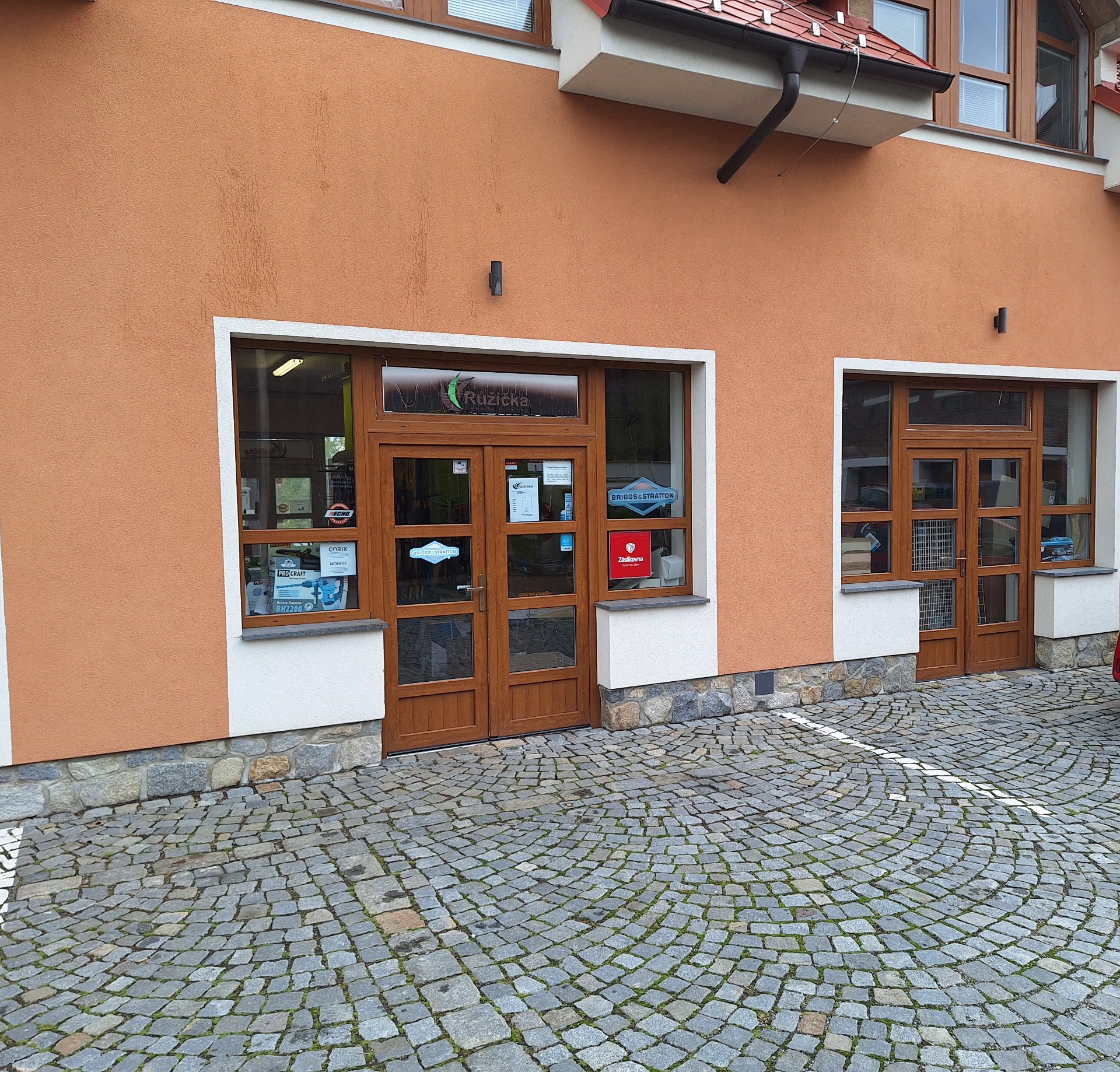 vchod do prodejny ze dvora